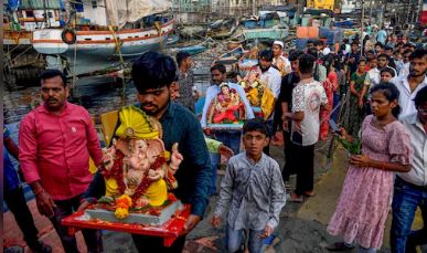 महाराष्ट्र में गणेश प्रतिमाओं का विसर्जन जारी,मुंबई में समुद्रतट पर जुटे हजारों लोग